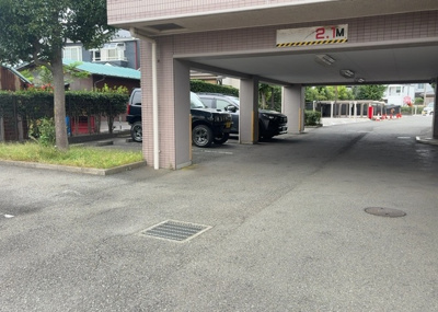 【駐車場】 | ロイヤルステージ相模原番田 | 駐車場と明記されていても、最小スペースでつくられた駐車場だと大型車は駐車できなかったり、出入りしにくくなったりする可能性があります。お車のサイズと購入したい物件の駐車場のサイズを現地で確認しましょう。