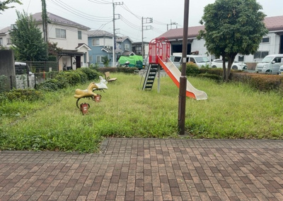 【庭】 | ロイヤルステージ相模原番田 | 物件によっては、入居者が個人的に使用できる専用庭がついているものもあります。また、住宅の中にある土間の部分を庭と呼ぶこともあります。庭の用途は住む人によって変わり、それによってデザインもさまざまです。