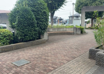 【中庭】 | ロイヤルステージ相模原番田 | 中庭（パティオ）とは、一つの建築物の内部に設けられた、壁などで囲われている庭のことを指します。コの字型、ロの字型が主流ですが、L字型の中庭もあります。最近では、インテリア性の高さからも人気があります。