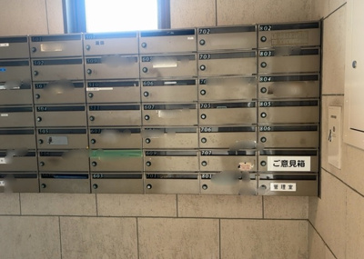【設備】 | ロイヤルステージ相模原番田 | エントランス付近に設置されている集合ポストは、住んでいる部屋と離れているため、ポストをあさるなど誰かに何かされていても被害に気づきにくいです。入居する時には他人に特定されにくい番号で鍵をかけましょう！