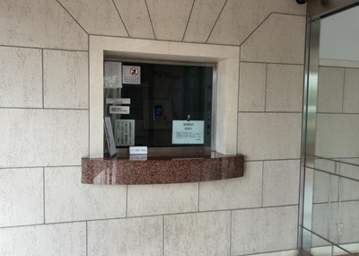 【受付】 | ロイヤルステージ相模原番田 | 受付はマンションコンシェルジュがいる場合もあれば、管理人が滞在する小部屋を総称して呼ぶことがあります。主にエントランスに設置されていることから、防犯面でも期待ができます。防犯設備がない場合はより安心！