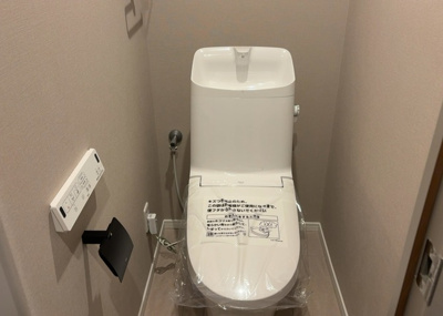 【トイレ】 | ロイヤルステージ相模原番田 | トイレは大きさや形、機能、抗菌性などが異なる多種多彩なタイプが各メーカーから出ています。それぞれに良さがあるため、事前にどういったタイプのトイレがいいのかをご家庭内で決めて、内見に行くといいでしょう。