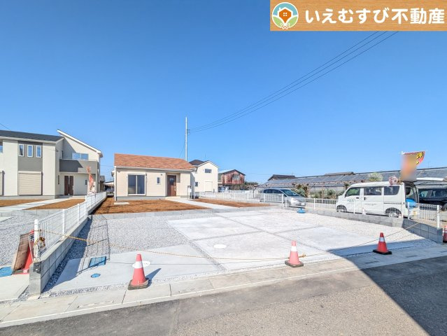 Livele Garden.S　鴻巣屈巣第4の駐車場|並列4台駐車可能なゆとりのカースペース
複数台車をお持ちでも、お友達が遊びに来てもゆとりの駐車スペース！