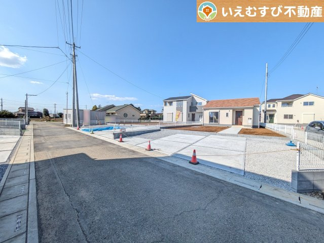 Livele Garden.S　鴻巣屈巣第4の前面道路含む現地写真|充分な広さの前面道路
間口が広くお車の出し入れも問題なく行えるスペースが確保されています♪
