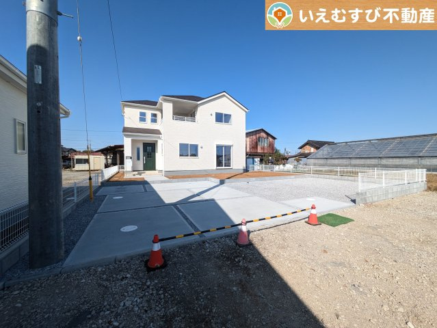 Livele Garden.S　鴻巣屈巣第4の駐車場|4台駐車可能なスペース完備
しっかり舗装してある駐車スペースで天気が悪く足元が悪い日でも乗り降りしやすい♪