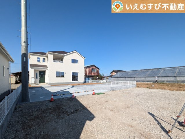 Livele Garden.S　鴻巣屈巣第4の前面道路含む現地写真|充分な広さの前面道路
間口が広くお車の出し入れも問題なく行えるスペースが確保されています♪