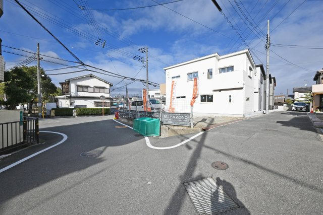 伊丹市野間北1丁目新築一戸建ての前面道路含む現地写真|角地を含む、全5区画の新築戸建が新規分譲開始致しました。車通りも少なく、道路幅にもゆとりがあり、駐車の際も安心です。
