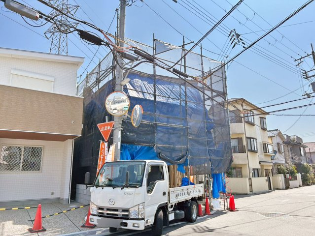 伊丹市野間北1丁目新築一戸建て│3LDK+駐車駐輪の外観|E号地現地外観写真です。現在順調に建築中です。