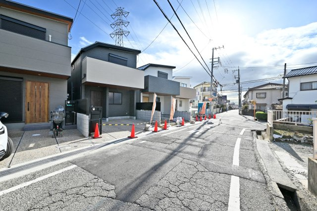 伊丹市野間北1丁目新築一戸建ての前面道路含む現地写真|西側道路幅員幅は約6ｍです。