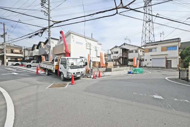 伊丹市野間北1丁目新築一戸建て│3LDK+駐車駐輪の前面道路含む現地写真|角地を含む、全5区画の新築戸建が新規分譲開始致しました。車通りも少なく、道路幅にもゆとりがあり、駐車の際も安心です。