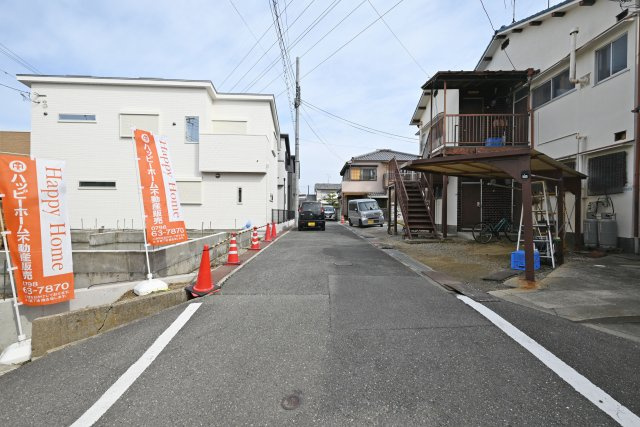 伊丹市野間北1丁目新築一戸建て│3LDK+駐車駐輪の前面道路含む現地写真|東側道路幅員幅は約4.4ｍ幅です。