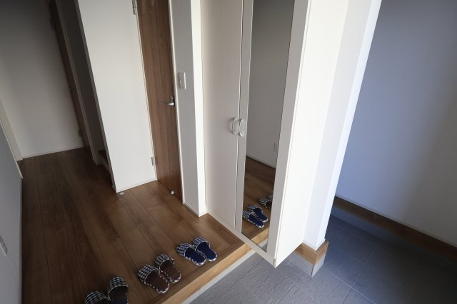 《仲介手数料無料》志木市中宗岡３丁目14-20(3号棟)新築一戸建てグラファーレの玄関|撮影日 2025年11月21日 13:20 晴れ