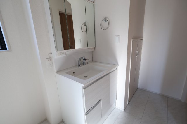 《仲介手数料無料》志木市中宗岡３丁目14-20(3号棟)新築一戸建てグラファーレの独立洗面台|撮影日 2025年11月21日 13:20 晴れ