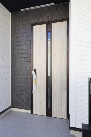 《仲介手数料無料》志木市中宗岡３丁目14-20(3号棟)新築一戸建てグラファーレの玄関|撮影日 2025年11月21日 13:20 晴れ