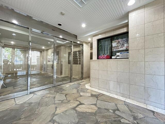多摩市中沢２丁目の賃貸マンションのエントランス
