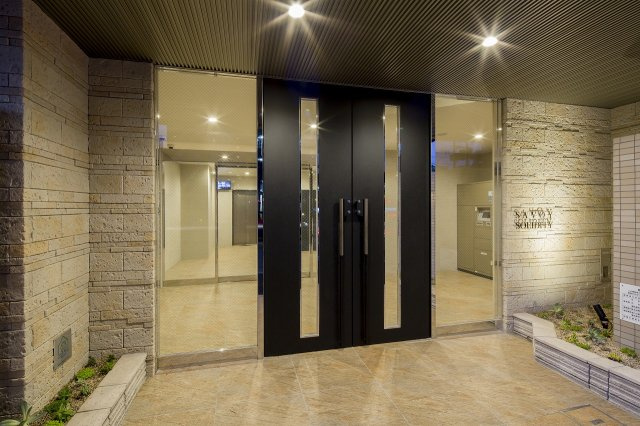 サヴォイソリディティ　6階のエントランス