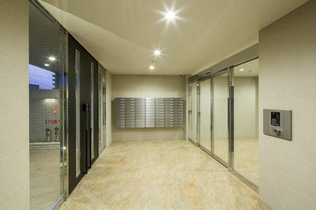 サヴォイソリディティ　6階のエントランス