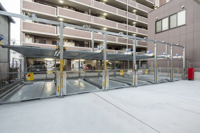 サヴォイソリディティ　6階の駐車場