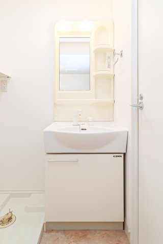 アレクサスラストラーダ　2階の洗面所|別号室のものです。現状優先になります。