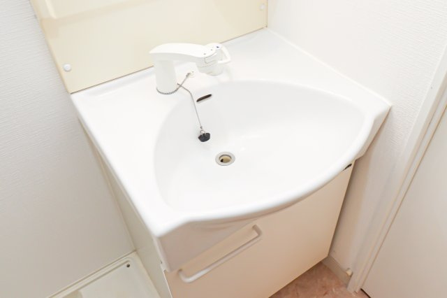 アレクサスラストラーダ　2階の独立洗面台|別号室のものです。現状優先になります。