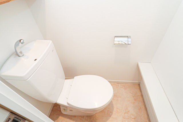 アレクサスラストラーダ　2階のトイレ|別号室のものです。現状優先になります。