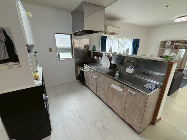 久留米市山川町　中古戸建のキッチン|リビングの様子が見えるカウンターキッチン