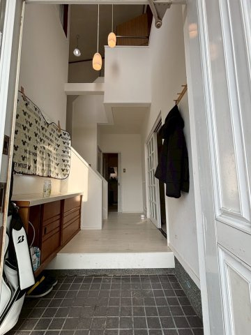 久留米市山川町　中古戸建の玄関|開放感のある吹抜けが出迎える玄関