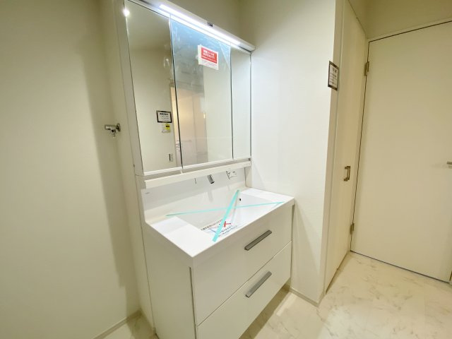 練馬区南田中3丁目 限定1棟の独立洗面台|使いやすい三面鏡の洗面台
リネンや着替えのストックに便利なリネン庫を設けてます