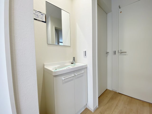 練馬区南田中3丁目 限定1棟の独立洗面台|玄関には帰宅後にすぐ手洗いができるセカンド洗面台がございます