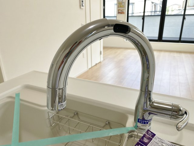 練馬区南田中3丁目 限定1棟のキッチン|衛生的にお料理ができるタッチレス水栓
水栓に触れなくてもセンサーに手をかざすだけで吐水／止水ができます