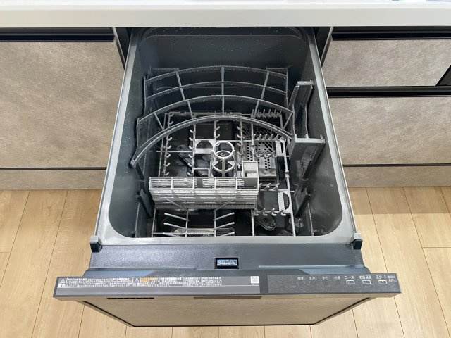 練馬区南田中3丁目 限定1棟のキッチン|食後の片づけに便利な食器洗乾燥機が標準装備です 時間が有効活用でき、節水にもなります