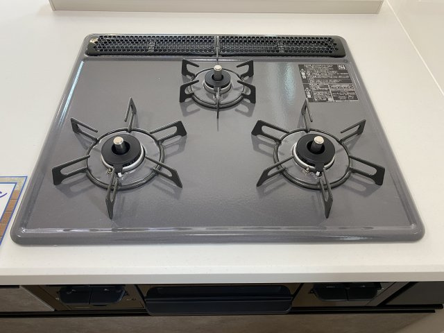 練馬区南田中3丁目 限定1棟のキッチン|手軽にお手入れができるガラストップコンロを装備しています