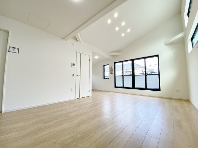 練馬区南田中3丁目 限定1棟の居間・リビング|広々LDK19.9帖
吹抜けから豊かな採光が注ぎ込み、明るくリビングを照らしてくれます