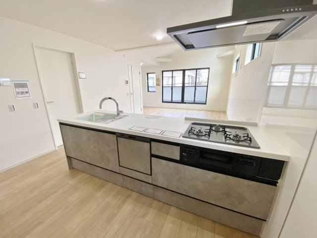 練馬区南田中3丁目 限定1棟のキッチン|人気の対面式キッチンには食洗機を標準装備です