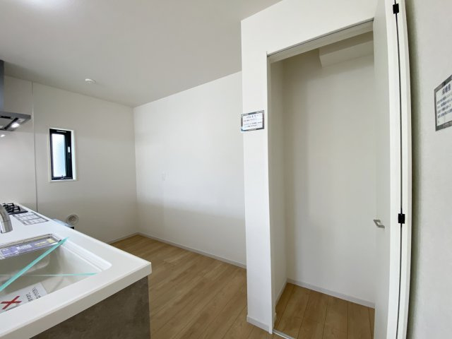 練馬区南田中3丁目 限定1棟の収納|飲料水やお米等の置き場所として便利なパントリーがございます