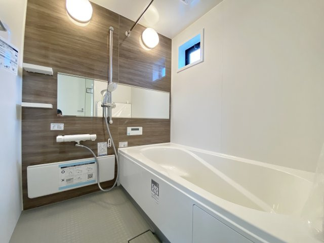 練馬区南田中3丁目 限定1棟の浴室|一坪タイプの浴室は雨の日のお洗濯や寒い冬場の入浴に便利な浴室換気乾燥機付きです