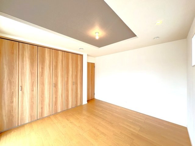 ２０２４年１月完成の築後未入居物件◆小屋裏収納付き３ＬＤＫ◆伏見区羽束師古川町の洋室|洋室