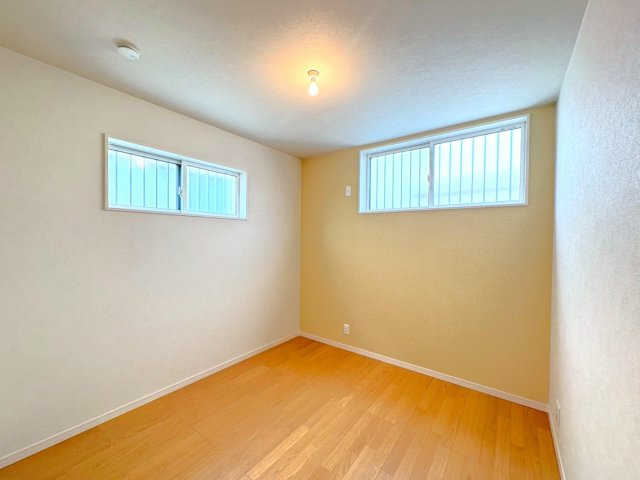 ２０２４年１月完成の築後未入居物件◆小屋裏収納付き３ＬＤＫ◆伏見区羽束師古川町の洋室|洋室