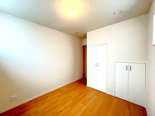 ２０２４年１月完成の築後未入居物件◆小屋裏収納付き３ＬＤＫ◆伏見区羽束師古川町の洋室|洋室