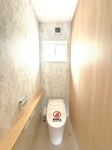 ２０２４年１月完成の築後未入居物件◆小屋裏収納付き３ＬＤＫ◆伏見区羽束師古川町のトイレ|トイレ
