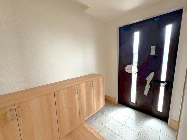 ２０２４年１月完成の築後未入居物件◆小屋裏収納付き３ＬＤＫ◆伏見区羽束師古川町の玄関|玄関