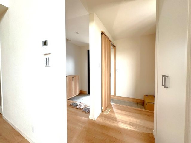 ２０２４年１月完成の築後未入居物件◆小屋裏収納付き３ＬＤＫ◆伏見区羽束師古川町の玄関|玄関収納スペース