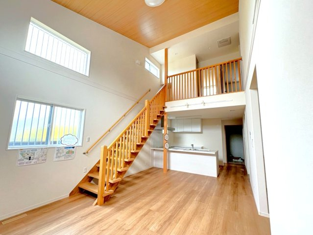 ２０２４年１月完成の築後未入居物件◆小屋裏収納付き３ＬＤＫ◆伏見区羽束師古川町の居間・リビング|リビング