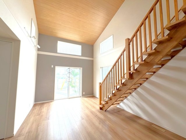 ２０２４年１月完成の築後未入居物件◆小屋裏収納付き３ＬＤＫ◆伏見区羽束師古川町の居間・リビング|リビング