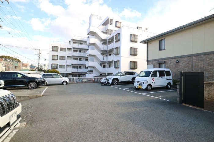 カーサアリビオの駐車場