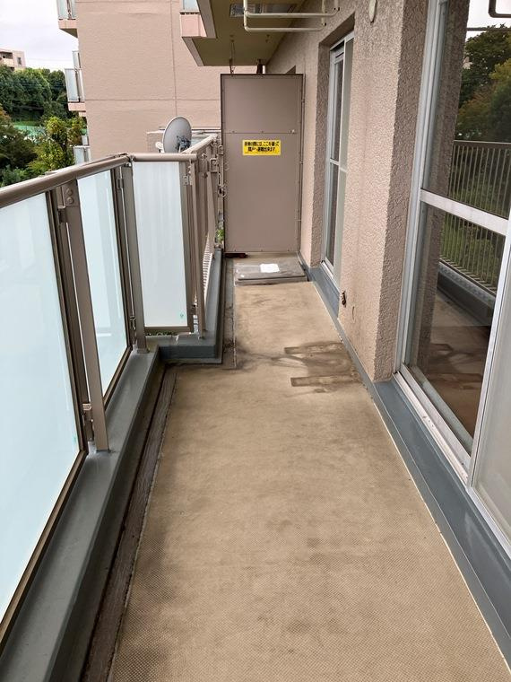 西所沢椿峰ニュータウン２７街区１号棟のバルコニー