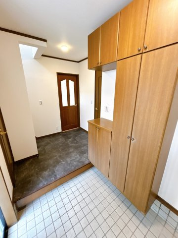 小山市神鳥谷２丁目の玄関|玄関収納付きで、靴がすっきり片付く玄関。床や内装もリフォーム済みで、帰宅時に気持ちよく迎えてくれる空間です。