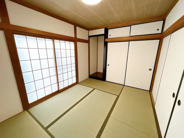 小山市神鳥谷２丁目の和室|畳の表替えなどリフォーム済みの6帖の和室。障子からやわらかな光が入り、落ち着いた雰囲気です。客間やお子さまのお昼寝スペースとしても使いやすい一部屋です。