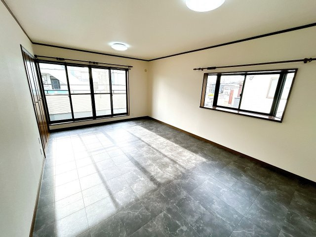 小山市神鳥谷２丁目の洋室|2階の12帖洋室は、ゆとりのある広さが魅力。リフォーム済みで明るく、主寝室や趣味部屋など幅広く使える快適な空間です。