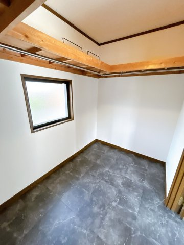 小山市神鳥谷２丁目の収納|衣類や季節物をまとめて収納できるウォークインクローゼット。棚とハンガーパイプ付きで、すっきり整理しやすいのが嬉しいポイントです。